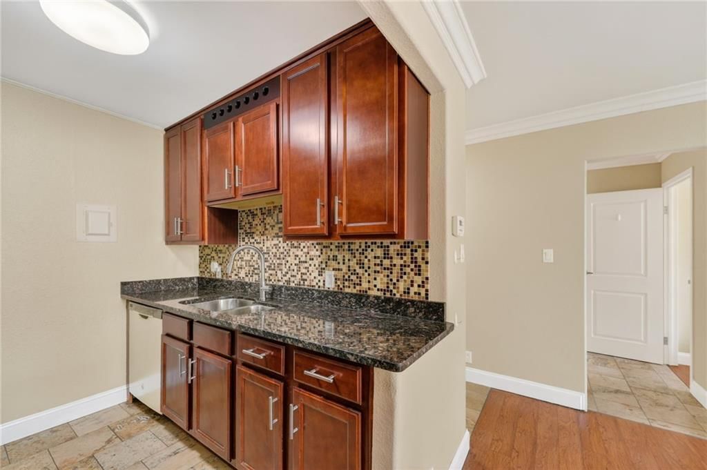 700 E 8TH Street — photo 13