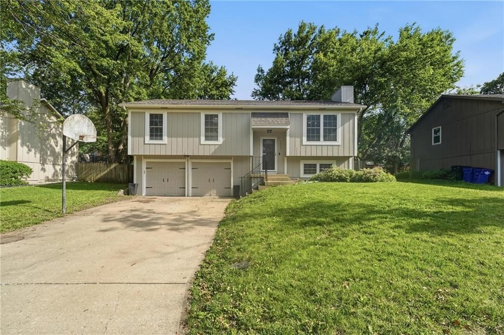 1037 S Valley Road, Olathe, KS