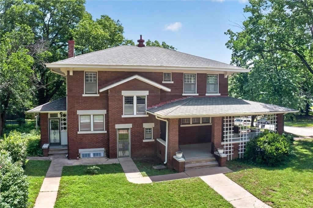 400 E Locust Street — photo 1