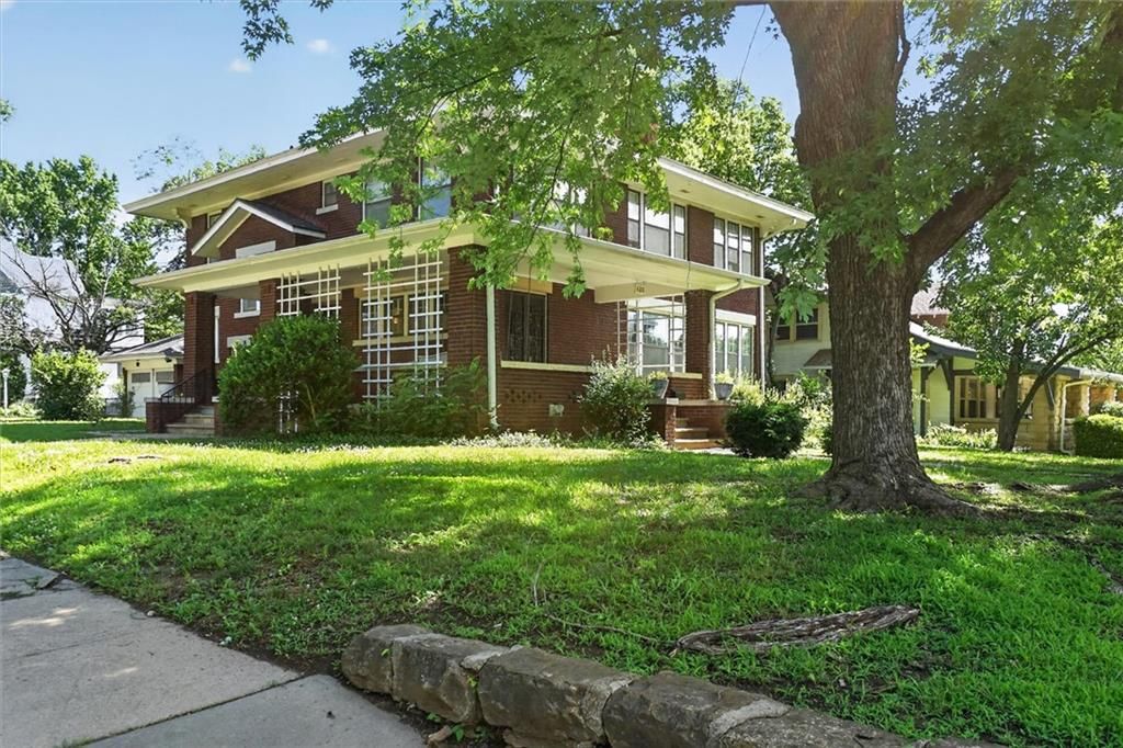 400 E Locust Street — photo 3