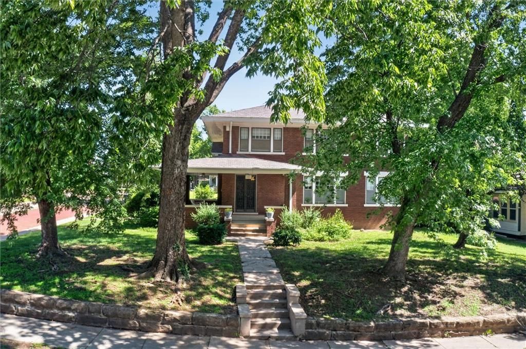 400 E Locust Street — photo 7