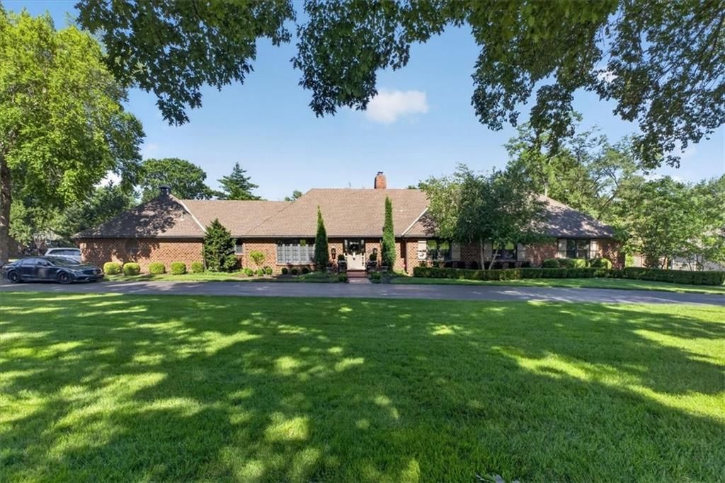 8301 Roe Avenue, Prairie Village, KS