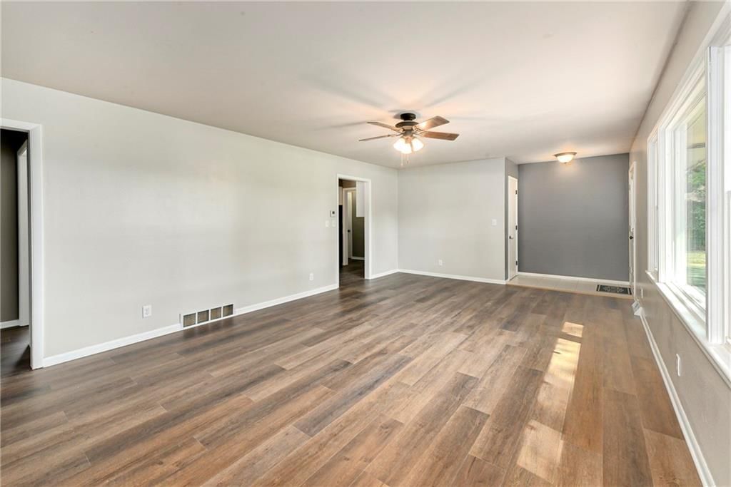 1434 S Business Hwy 13 — photo 8