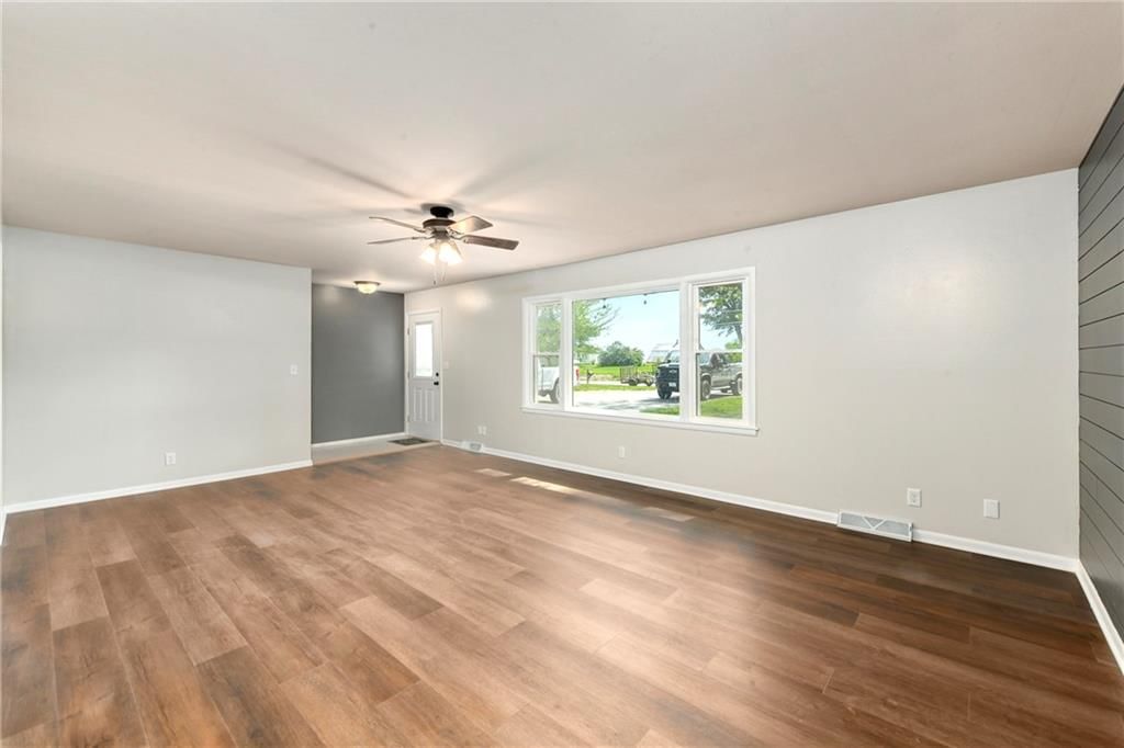 1434 S Business Hwy 13 — photo 9