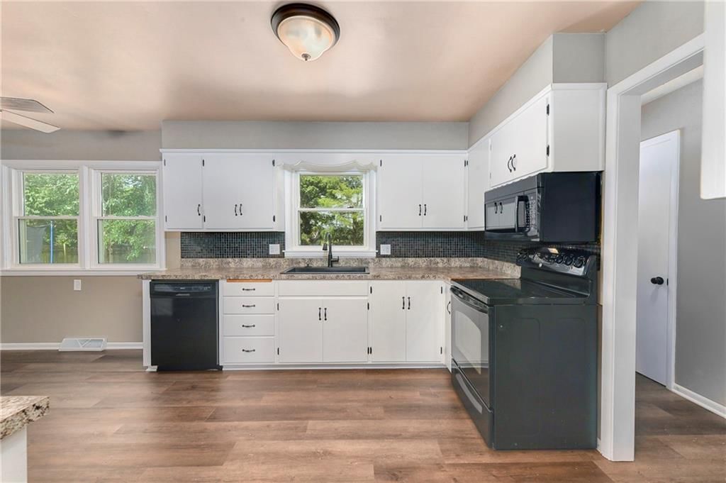1434 S Business Hwy 13 — photo 11