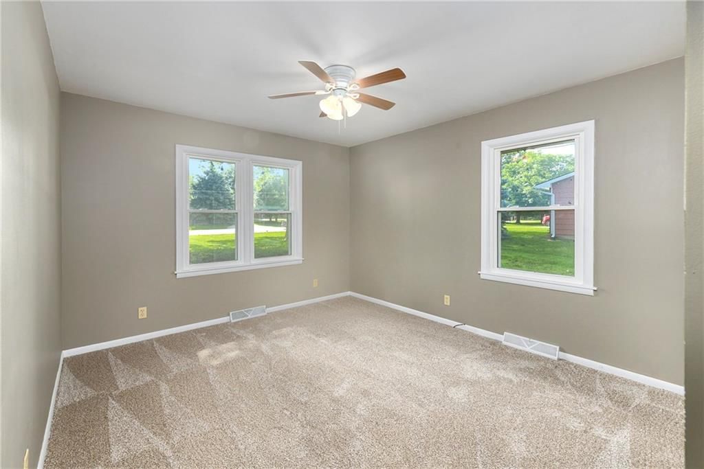 1434 S Business Hwy 13 — photo 16