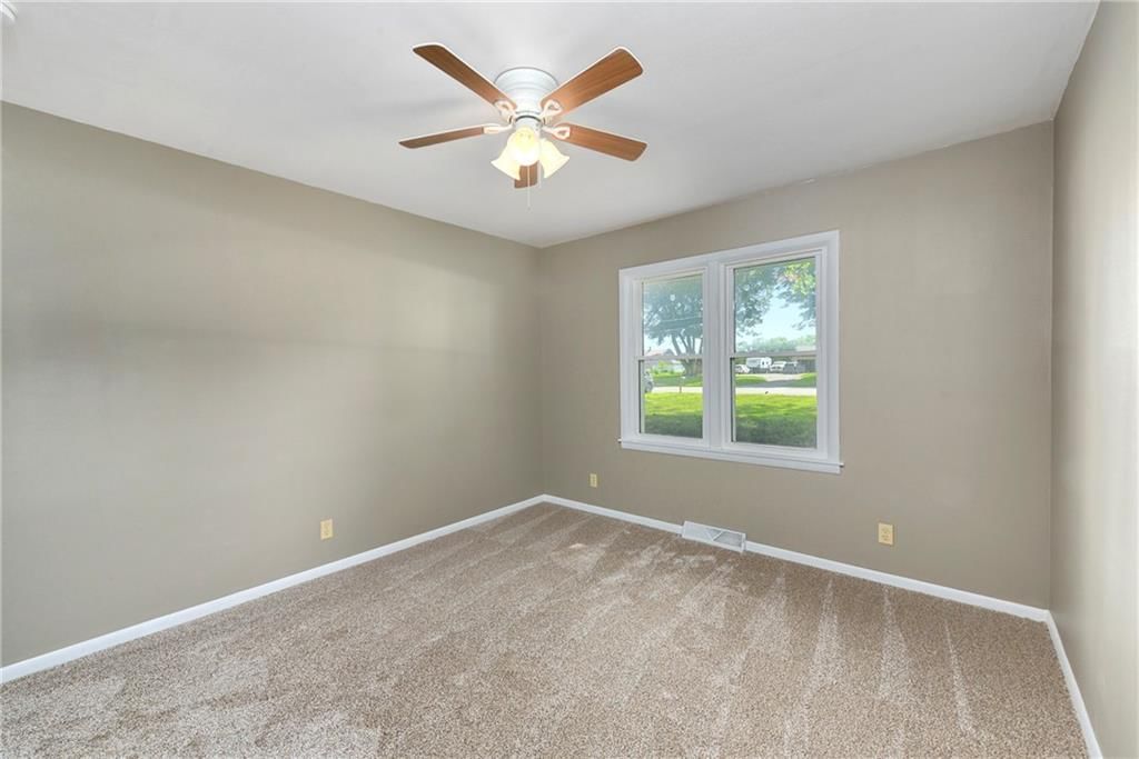 1434 S Business Hwy 13 — photo 17