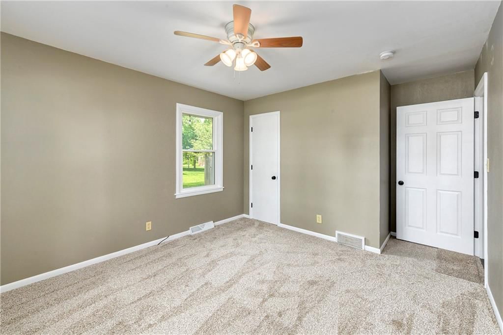 1434 S Business Hwy 13 — photo 18