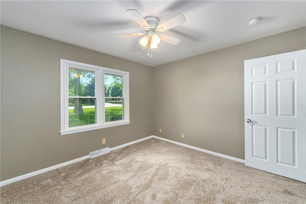 1434 S Business Hwy 13 — photo 23