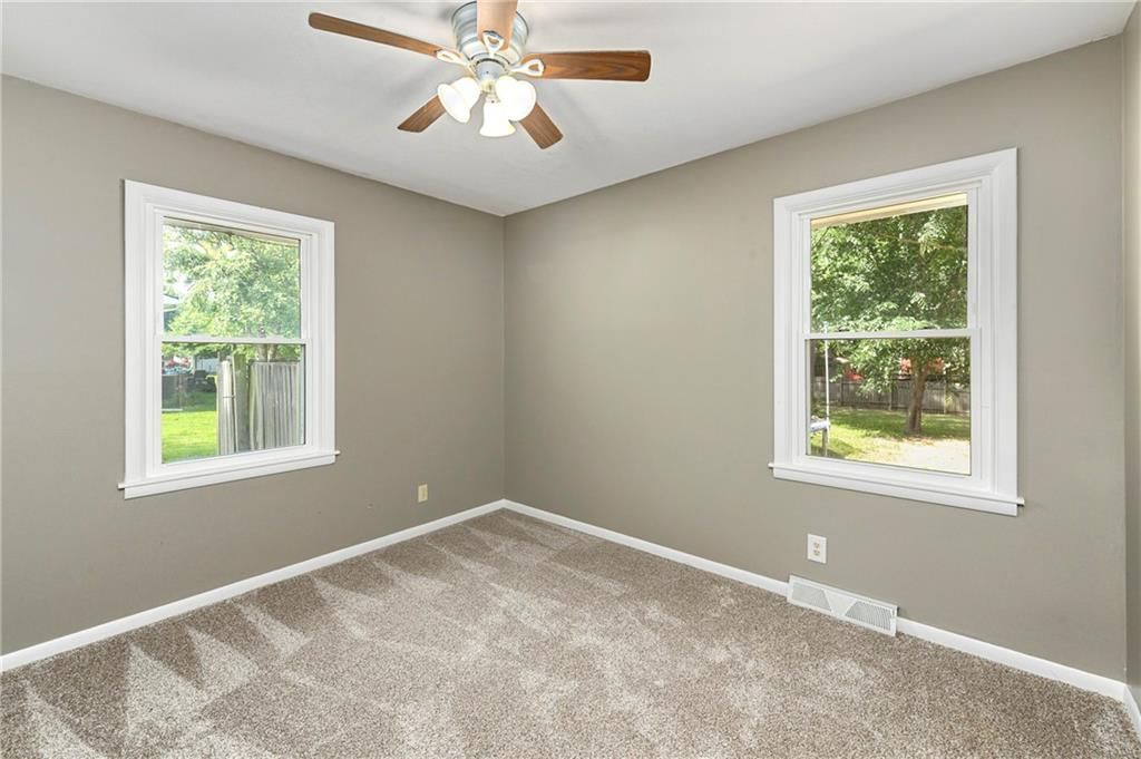 1434 S Business Hwy 13 — photo 24