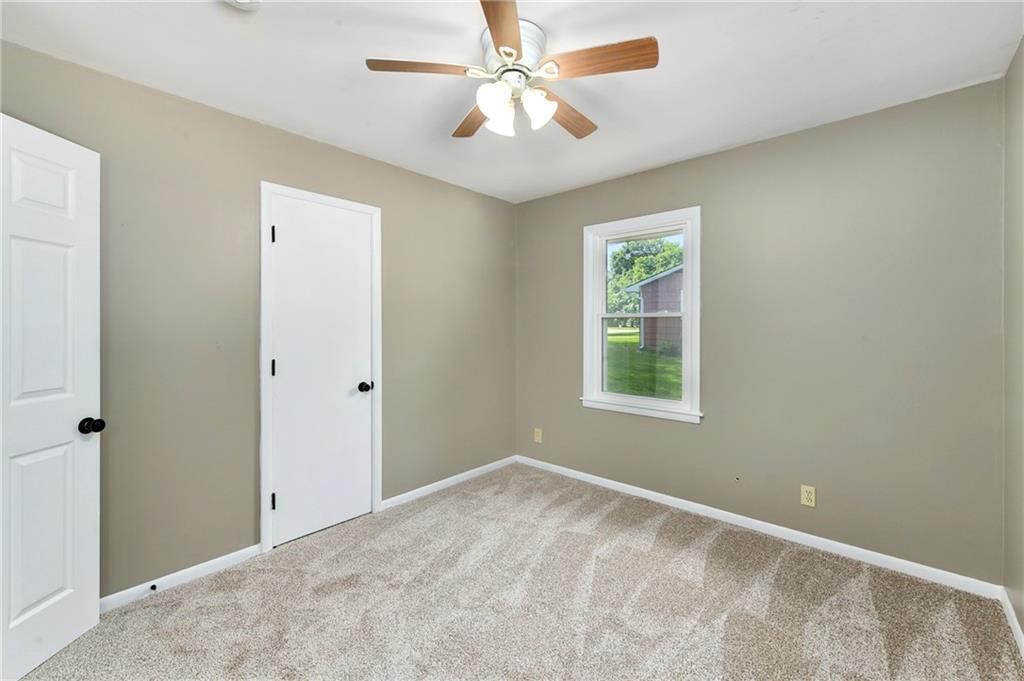 1434 S Business Hwy 13 — photo 26