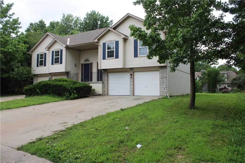 401 NW Highland Lane, Blue Springs, MO