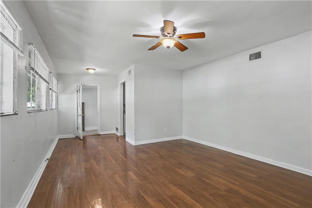 937 W 32nd Terrace — photo 4
