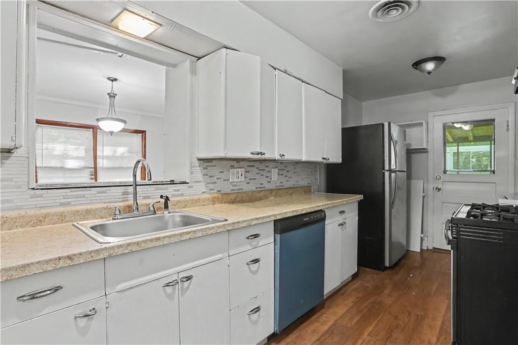 937 W 32nd Terrace — photo 8