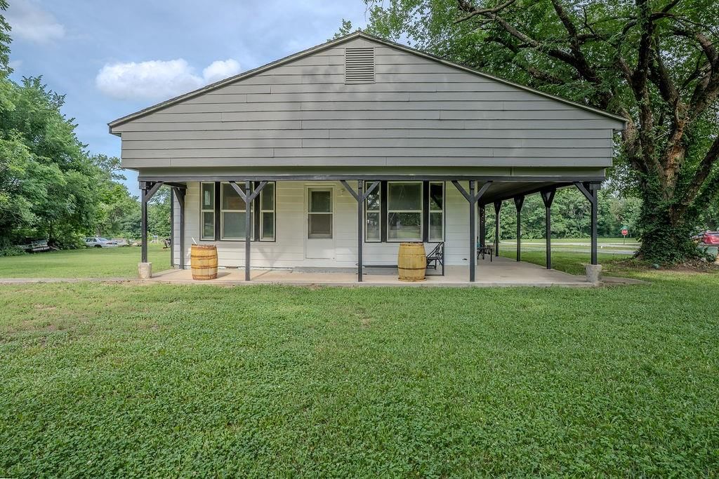203 E Sycamore Street — photo 1