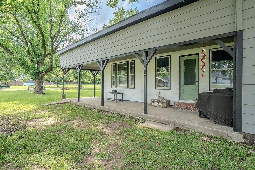 203 E Sycamore Street — photo 41
