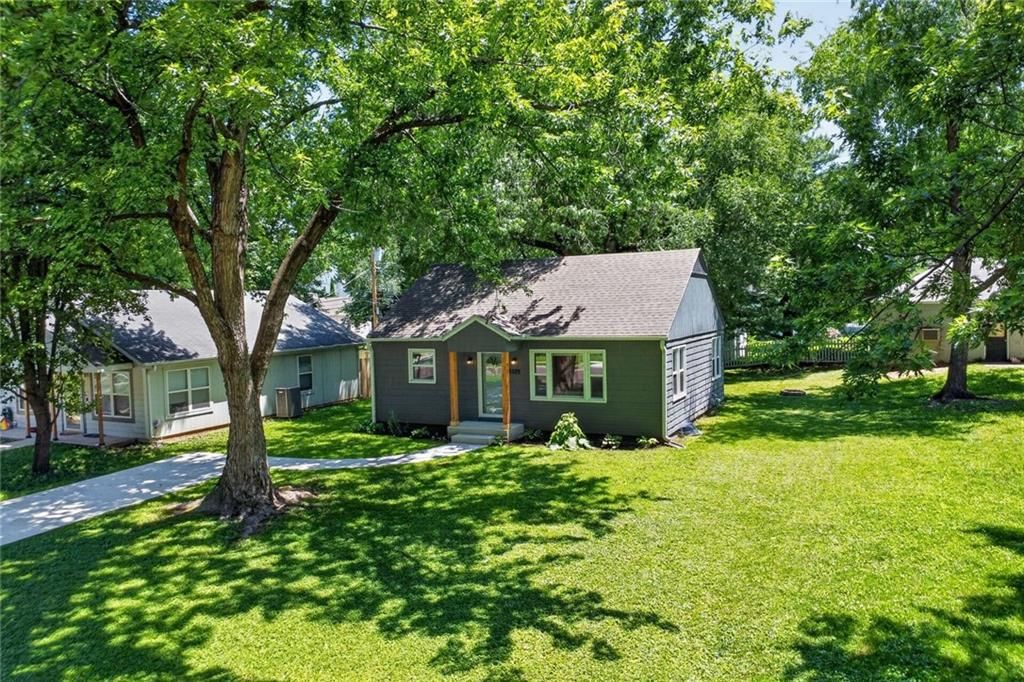 8525 England Street, Overland Park, KS