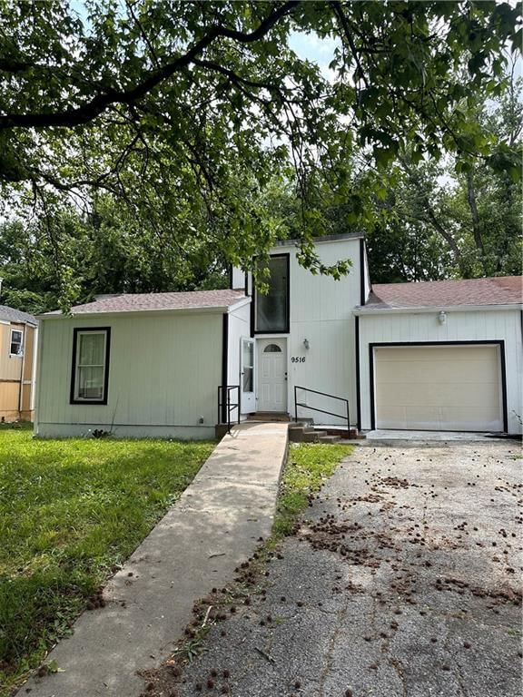 9516 Manning Avenue — photo 1
