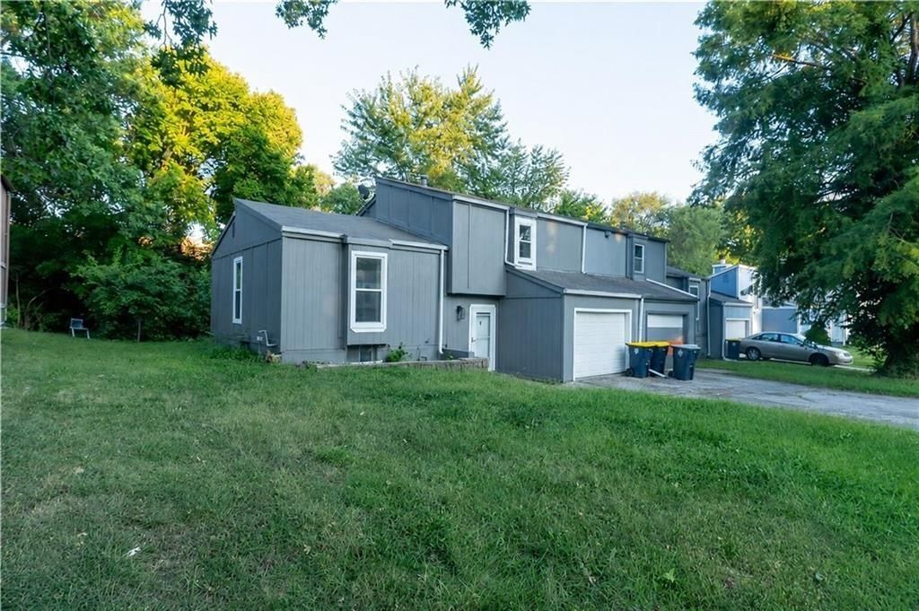 9525 Manning Avenue — photo 1