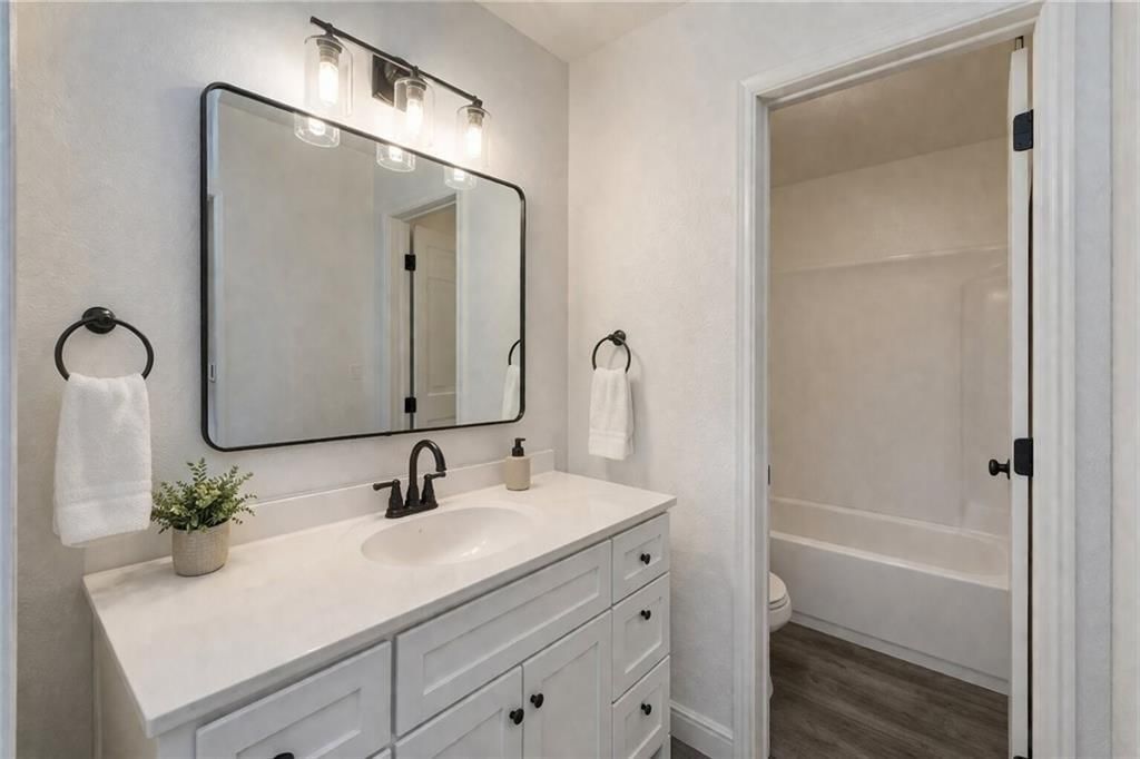 9525 Manning Avenue — photo 4