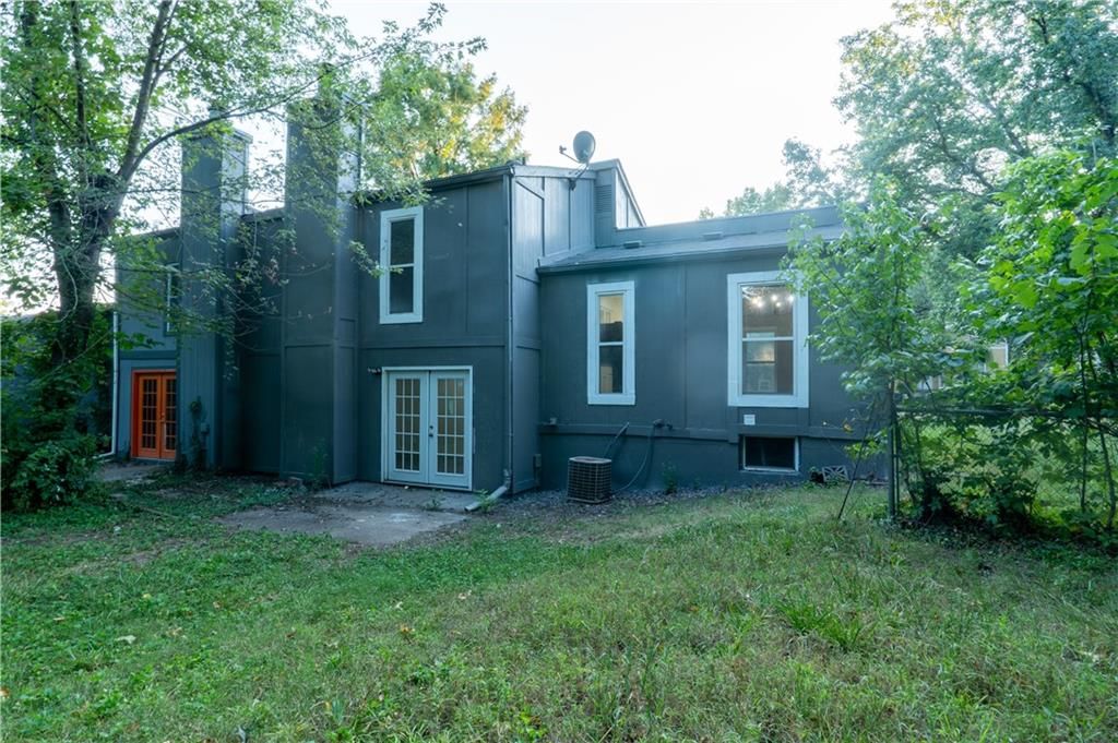 9525 Manning Avenue — photo 8
