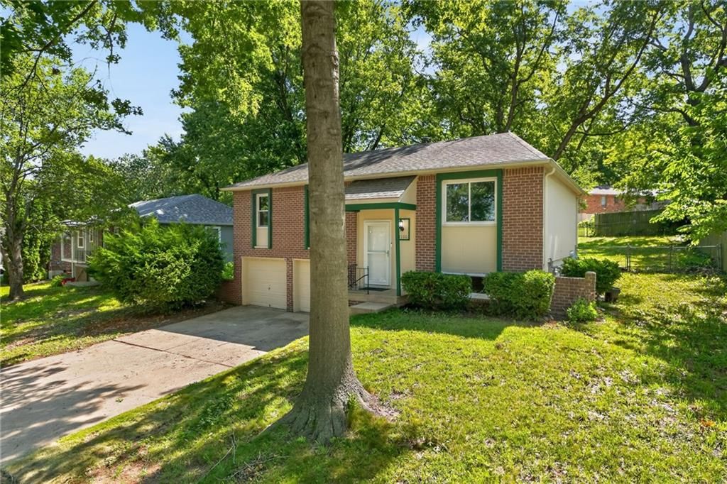 1100 NW Canterbury Road — photo 3