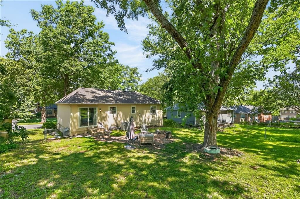1100 NW Canterbury Road — photo 24