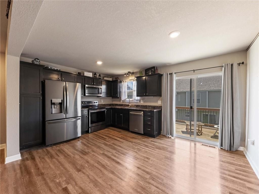 Photo 9 of 40 - 213 Pointe Lane, Raymore, MO 64083