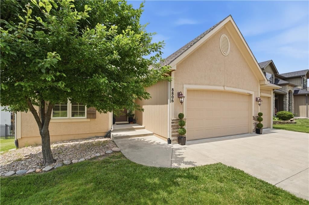 8806 N Norton Avenue — photo 2