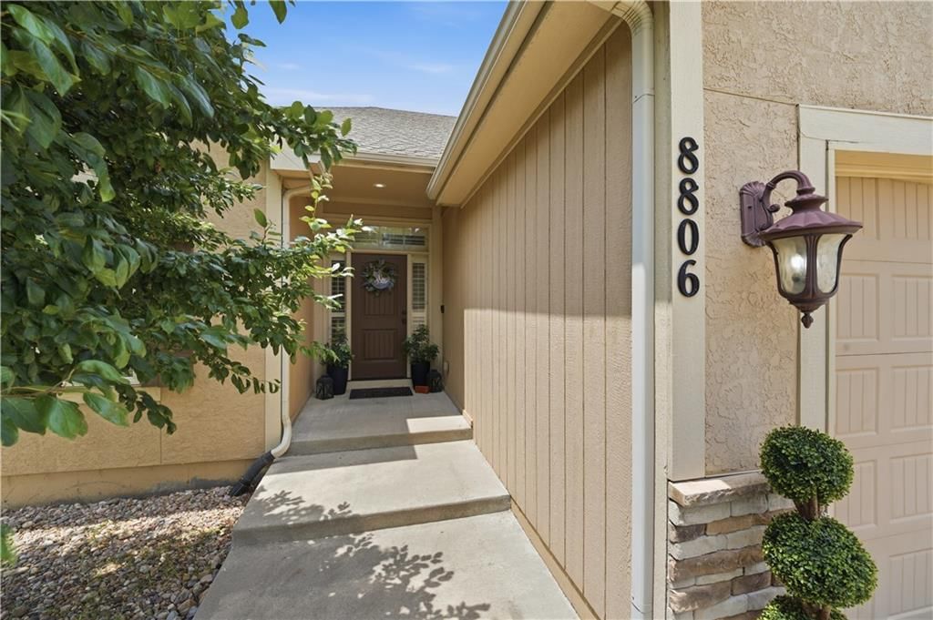 8806 N Norton Avenue — photo 3