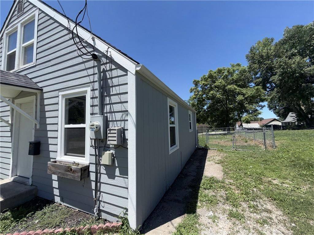 102 W Black Diamond Street — photo 18