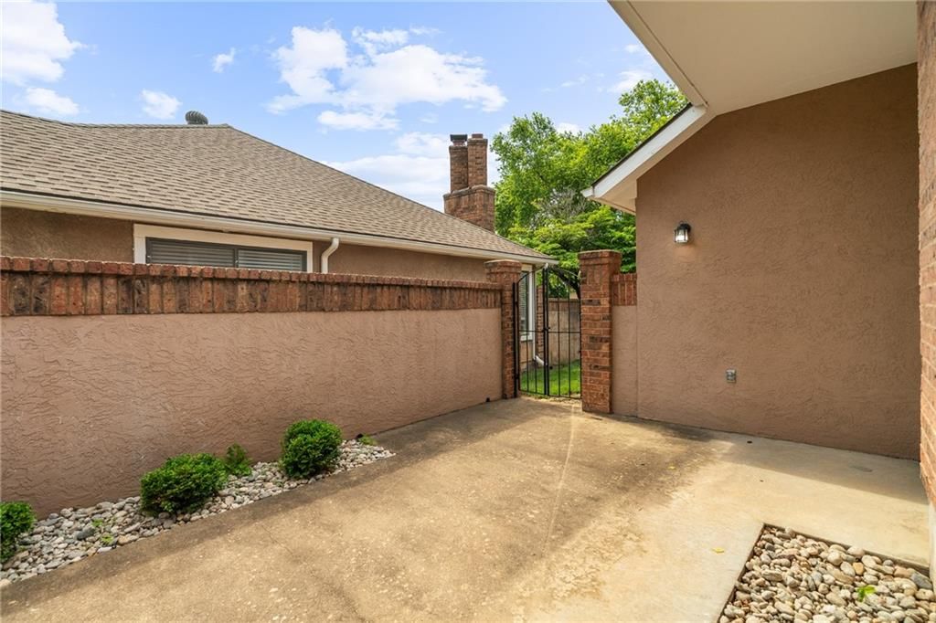9736 Reeder Street — photo 32