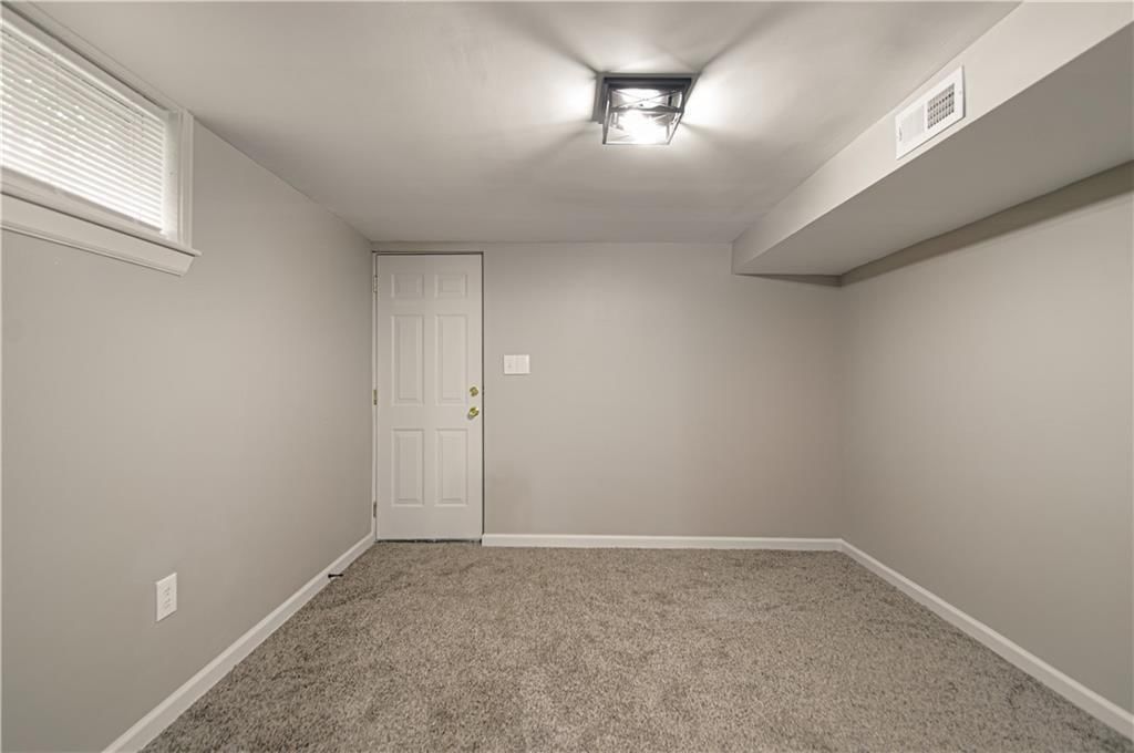 6401 Roswell Avenue — photo 20