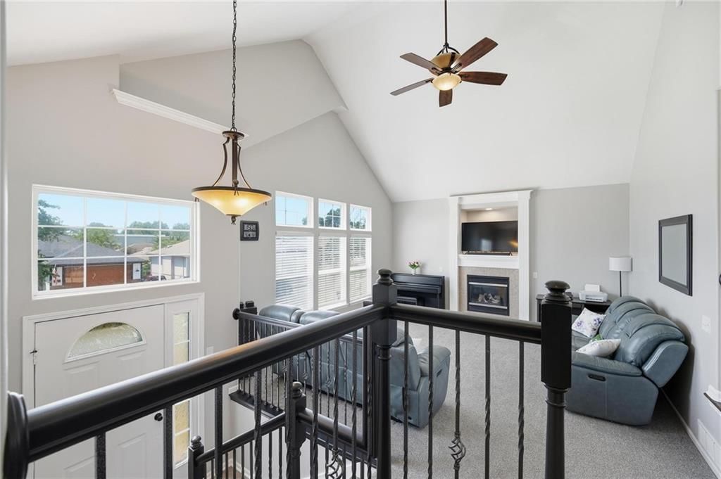 612 NW Whitney Drive — photo 4