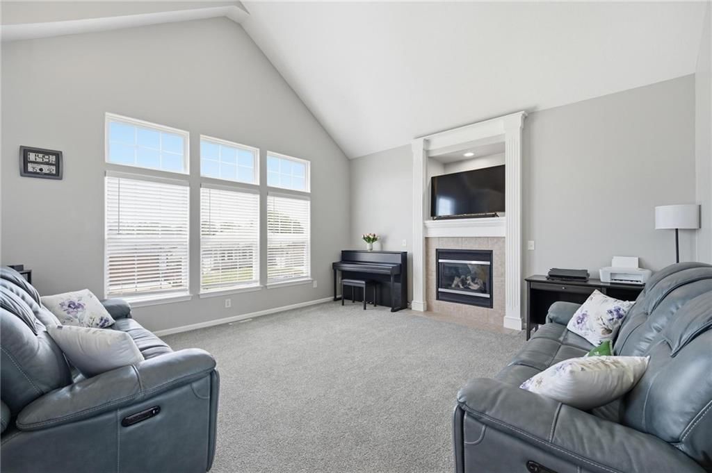 612 NW Whitney Drive — photo 5