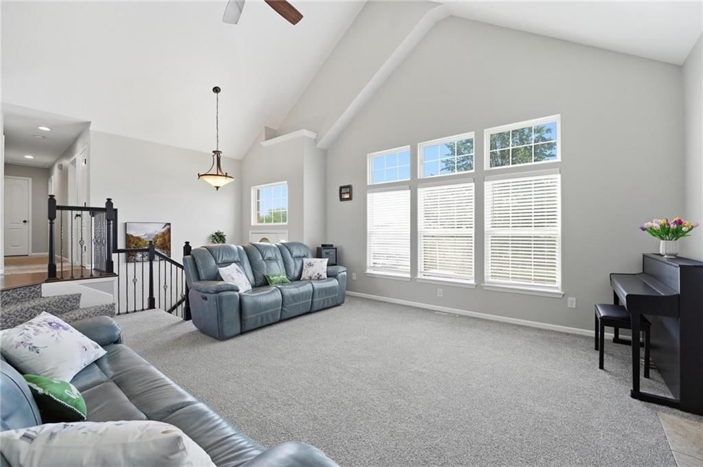 612 NW Whitney Drive — photo 6