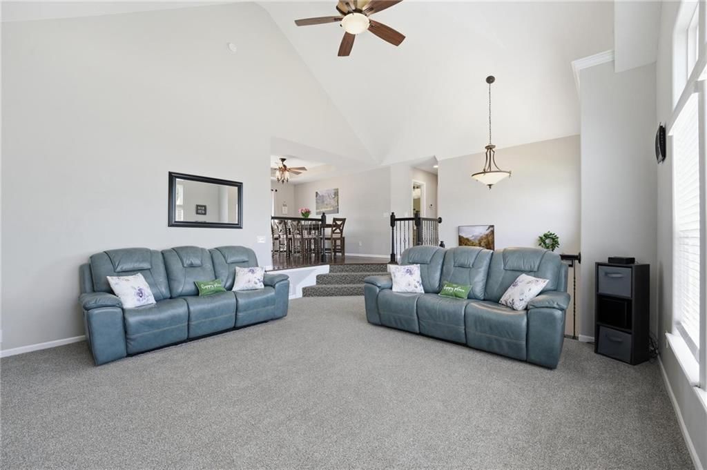 612 NW Whitney Drive — photo 7