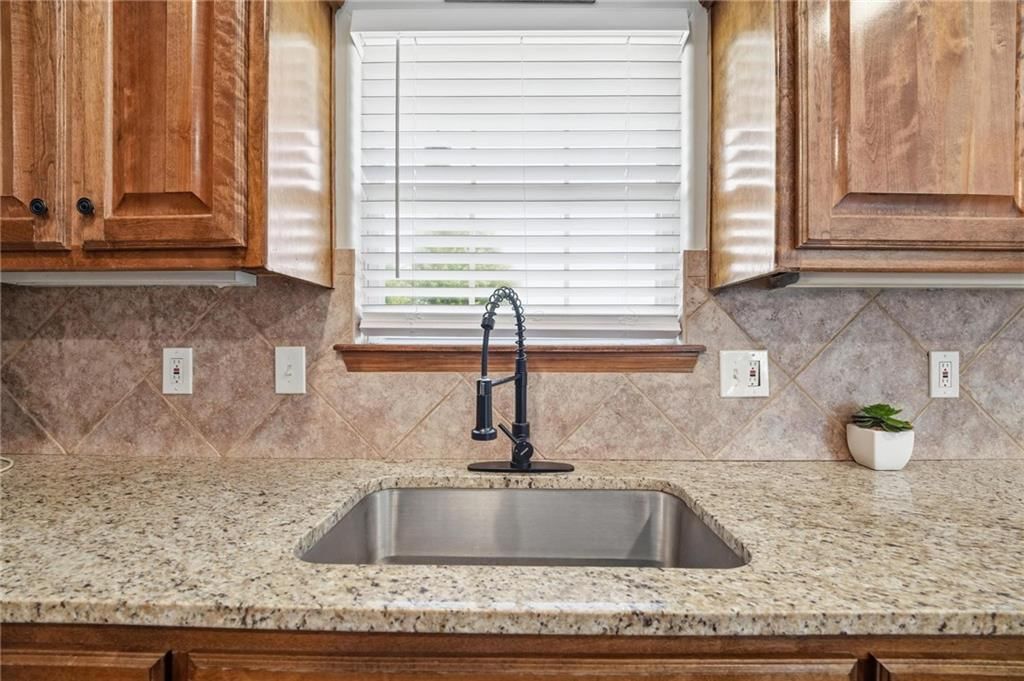 612 NW Whitney Drive — photo 13
