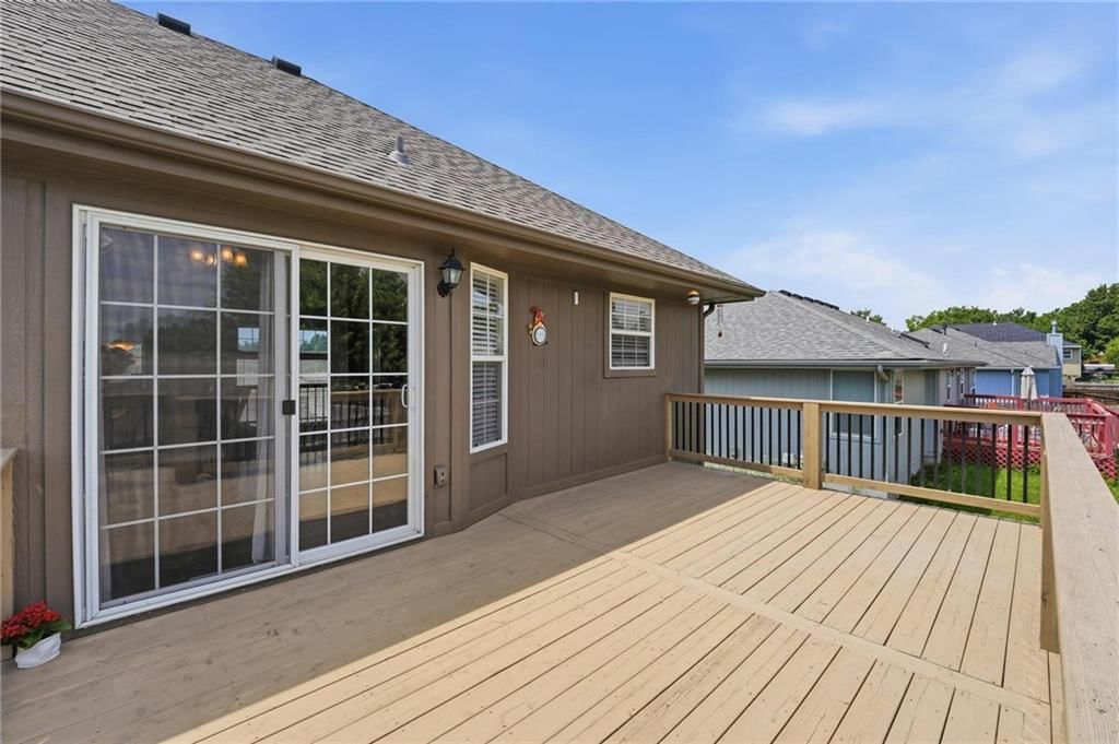 612 NW Whitney Drive — photo 35
