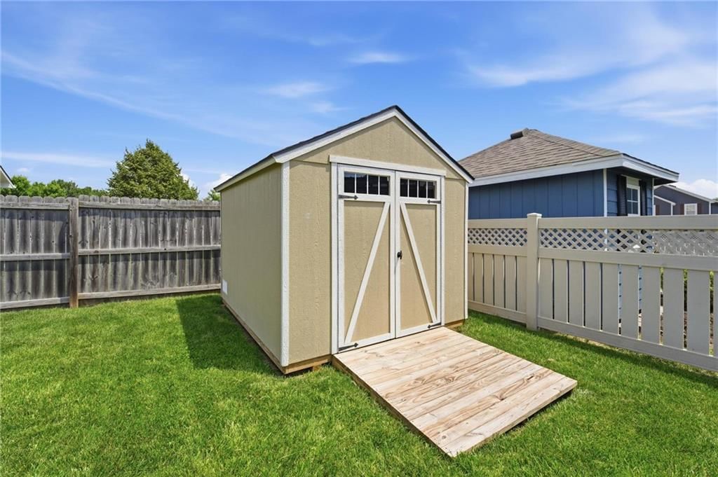 612 NW Whitney Drive — photo 43