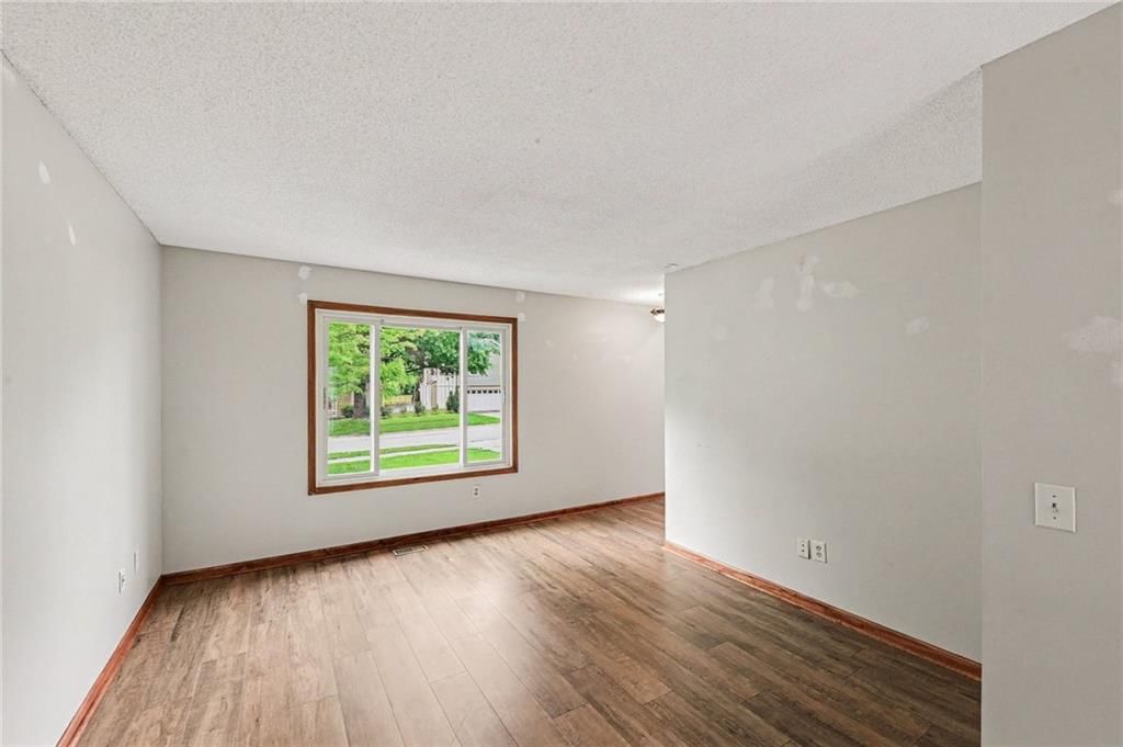 1366 E MEADOW Lane — photo 8