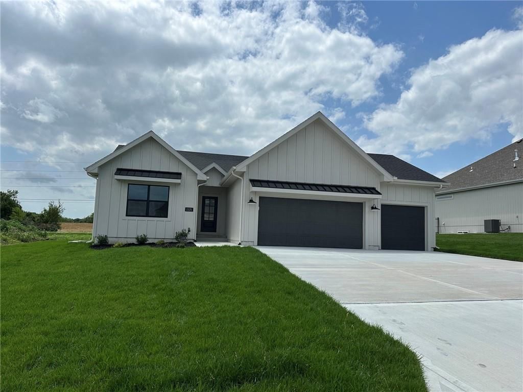 2225 SW Heartland Court, Lee's Summit, MO