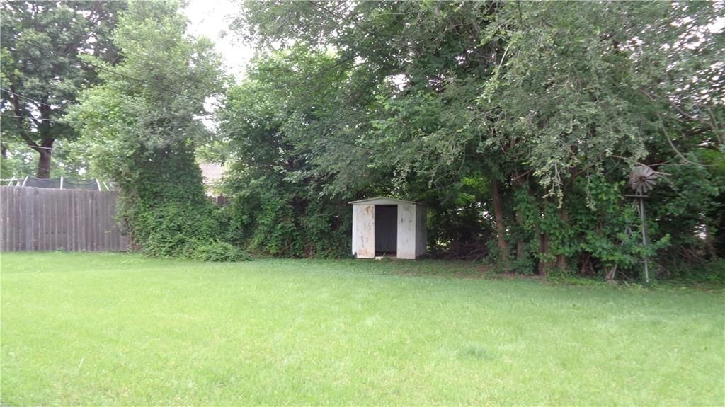 305 S Mitchell Street — photo 13