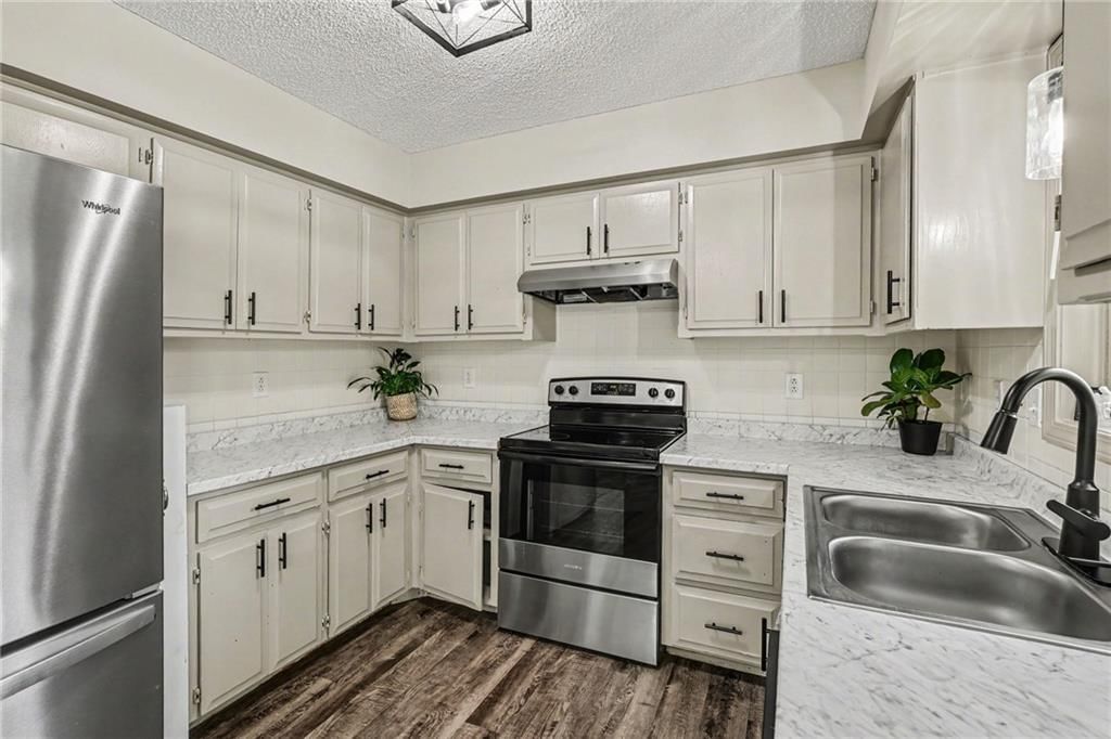 702 Howard Road — photo 9