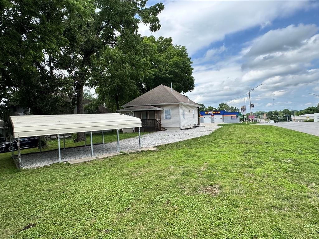 Photo 5 of 19 - 143 E Short Avenue, Independence, MO 64050