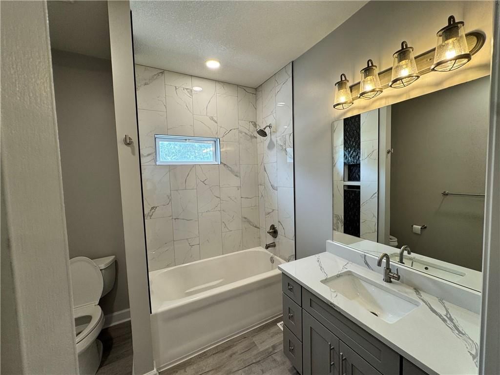 Photo 10 of 19 - 143 E Short Avenue, Independence, MO 64050