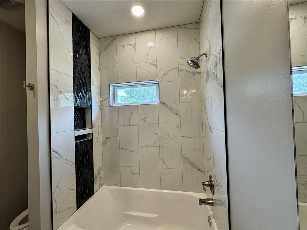 Photo 11 of 19 - 143 E Short Avenue, Independence, MO 64050
