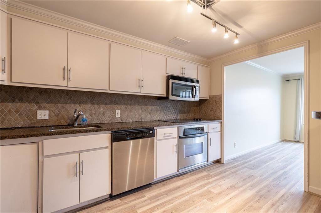 221 W 48th Street — photo 24