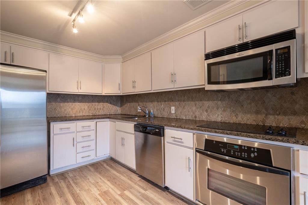 221 W 48th Street — photo 25