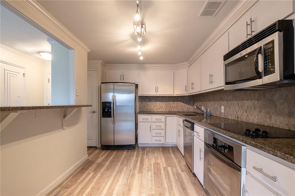 221 W 48th Street — photo 26